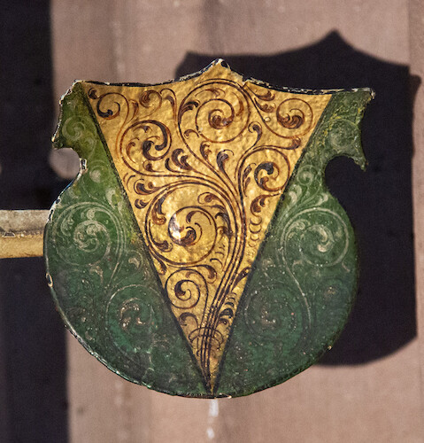 An unidentified coat of arms on the right side of the grille