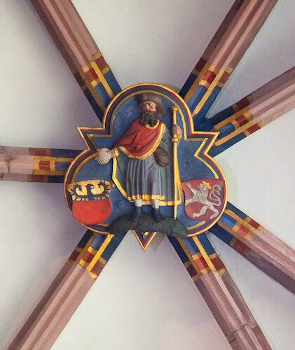 Once again, the patron saints on the keystones mark the Villinger family's ownership of the chapel. In the chapel, St James is depicted with a pilgrim's staff and shell
