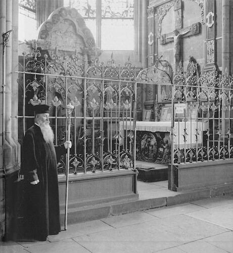 An insight into the Villinger/Böcklin chapel around 1900, showing the Böcklin monument and the Böcklin cross in a Renaissance frame on the chapel wall.