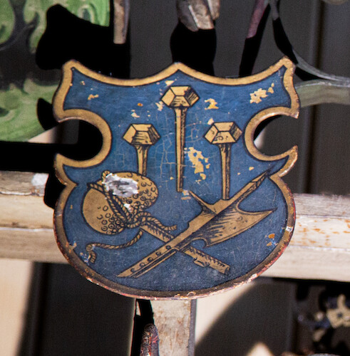 Coat of arms with three nails, lance and a sponge soaked in vinegar.