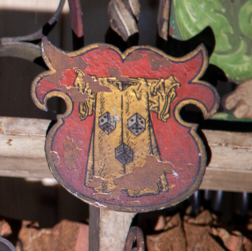 Coat of arms with the holy skirt of Jesus and the three cubes.