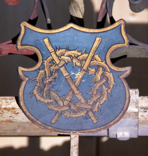 Coat of arms with crown of thorns and two reeds.
