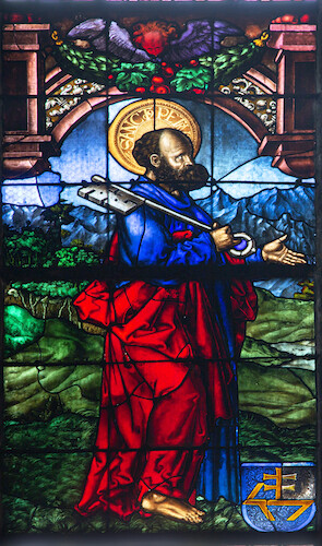 The large key marks St Peter. The blue coat of arms with the golden cross with a double bar in the bottom corner is the Suter family coat of arms. Even though the stained glass windows only show three of the brothers, the chapel was dedicated to the entire family. This is also shown by the fact that in 1519, two brothers, Theobald and Peter Suter, donated an annual service for themselves and their siblings – a common practice in the Middle Ages and early modern period to commemorate the deceased.