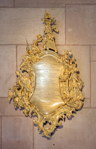 A gilded epitaph from 1762 above the Schnewlin altarpiece commemorates the Jurist and Rector of the University Sigismund Stapf († 1742) and his son Georg († 1756), both of whom are interred in the University Chapel.