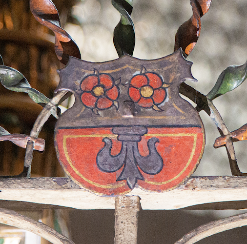 urther coats of arms can be seen attached to the chapel grille: The one with the two roses is the coat of arms of the Basel cathedral custodian Göldlin von Tieffenau, who was buried opposite the chapel.
