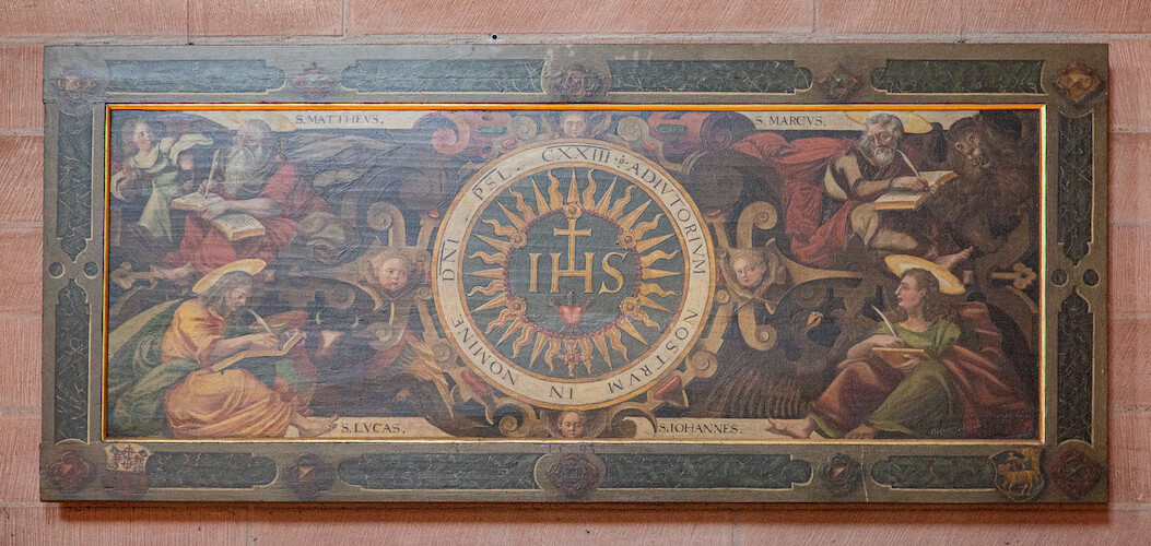 The antependium of the former altar was attached to the dividing wall that separates the high choir. In addition to Tegginger's coat of arms, it depicts the four evangelists with their respective symbols. They are gathered around a medallion on which Psalm 124 "Our help is in the name of the Lord" can be read.