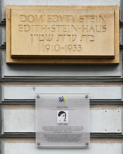 The memorial plaque on the Edith Stein House in Wrocław, the former residence of the Stein family.