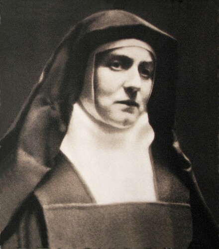 Stein had the "passport photo" taken in December 1938/early 1939 for her departure to Echt (Netherlands). The photograph that Hans Günther Van Look used for the stained glass window is now in the archives of the Carmelite convent near Cologne.