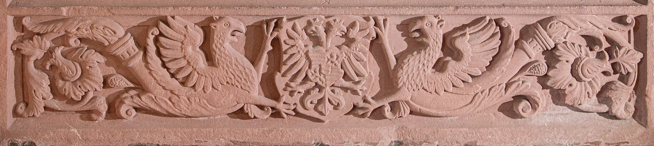 In the stone plinths of both imperial chapels, griffins hold the imperial coat of arms on the left.