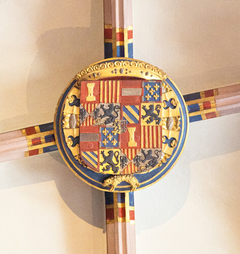 A multi-parted coat of arms of the Habsburg imperial family can be seen in front of the northern imperial chapel.