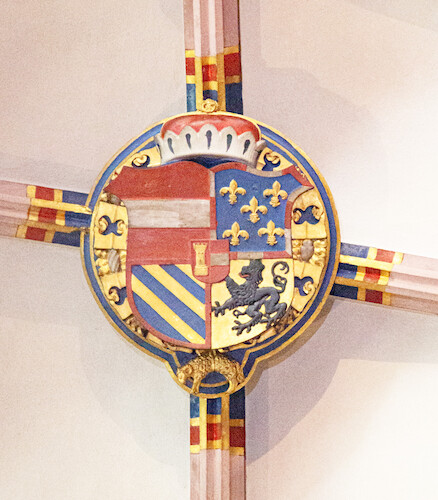 The coat of arms of Ferdinand I adorns the ambulatory in front of the southern imperial chapel: clockwise, it shows the coats of arms of Austria, the Younger House of Burgundy, the House of Burgundy and Flanders.