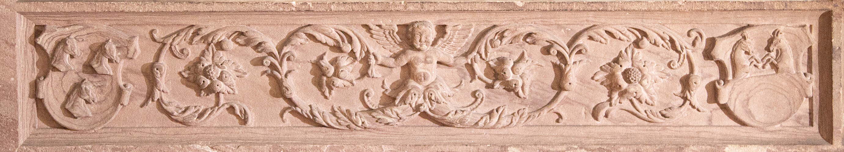 The plinths were created in 1568 and show ornate grotesques – forms and creatures modelled on the decorative paintings of antiquity. The left-hand plinth shows a putto in the centre surrounded by tendrils and flowers. The coats of arms on it are those of the master constable Jodokus Hauser, with three horse heads, and that of his wife Anna, née Sutor (Suter).